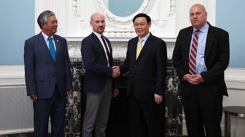 Deputy Prime Minister Vuong Dinh Hue (third from left) and leaders of the American Enterprise Institute (AEI) (Photo: MOFA)
