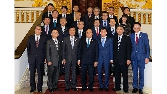 PM Nguyen Xuan Phuc (fourth from right) and the delegation from Fukuoka prefecture. (Photo: VGP)