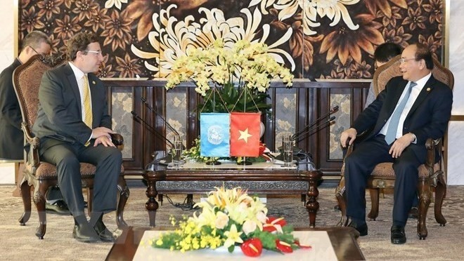 Prime Minister Nguyen Xuan Phuc (R) meets with UNDP Administrator Achim Steiner in Da Nang city on June 27 (Photo: VNA)