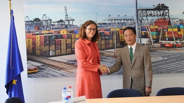 MOIT Minister Tran Tuan Anh (right) and EU Commissioner for Trade Cecilia Malmstrom.
