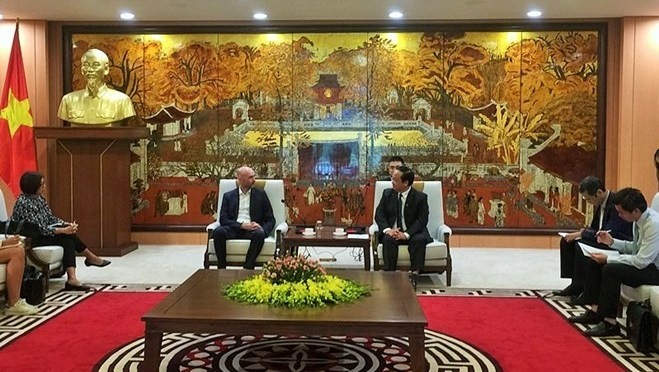 Vice Chairman of the Hanoi People’s Committee Nguyen The Hung (right) and C40 Executive Director Mark Watts (Source: VNA)