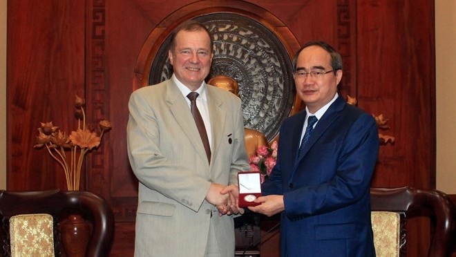 Secretary of the Ho Chi Minh City Party Committee Nguyen Thien Nhan (R) receives Katanandov Sergey Leonidovich, special envoy of the governor of Saint Petersburg, on June 29 (Photo: VNA)