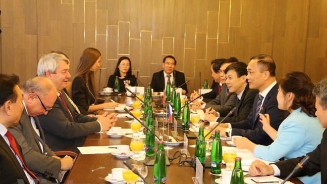 The working session between the Vietnamese delegaion and representatives from the Chamber of Deputies of the Parliament of the Czech Republic (Source: VNA)