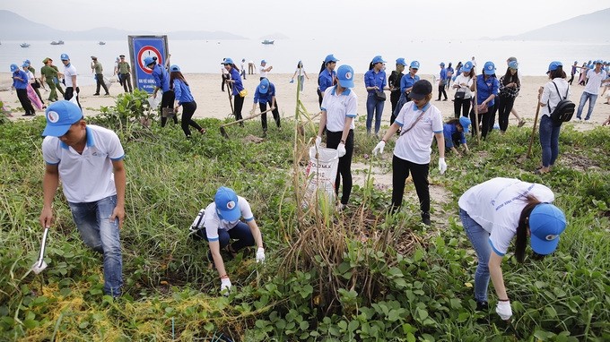 Participants at the GEF-6 join hands to clean the beach in Da Nang city 