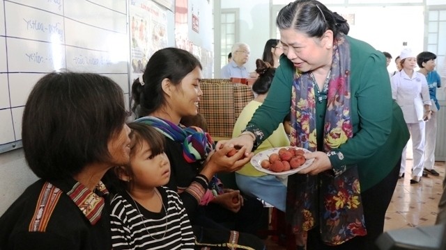 NA Vice Chairwoman Tong Thi Phong encourages ethnic mothers that are being treated at the Ayun commune medical station, Mang Yang district, Gia Lai, June 29. (Photo: NDO/Phan Hoa)