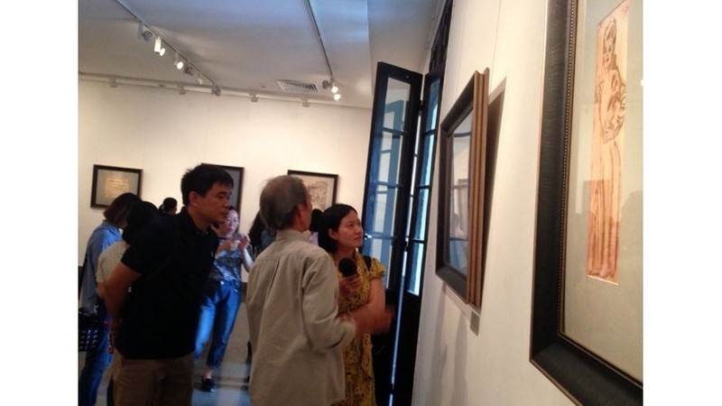 Visitors at the exhibition. (Photo: NDO/Tuyet Loan)