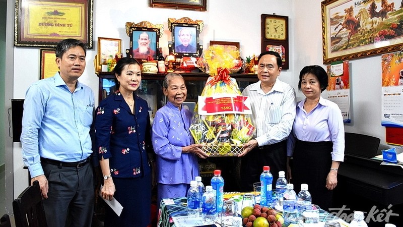 VFF President Tran Thanh Man (second from right) presents gifts to Vietnamese heroic mother Tran Thi Le in Hai Chau district (Photo: daidoanket.vn)