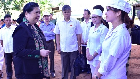 NA Vice Chairwoman Tong Thi Phong (L) talks with medical workers at the Dac Ro Ong commune’s health station.  (Photo: daibieunhandan.vn)