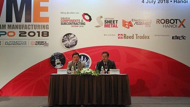 Chairman of the Vietnam Electronics Industries Association Luu Hoang Long (L)
