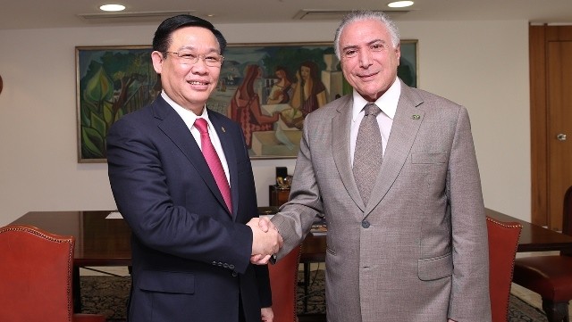 Deputy PM Vuong Dinh Hue (L) meets with Brazilian President Michel Temer. (Photo: MOFA)