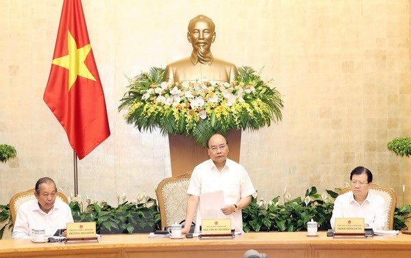 PM Nguyen Xuan Phuc speaks at the meeting.