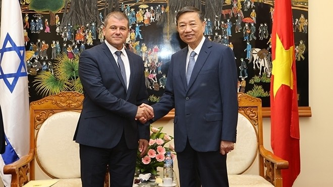 Vietnamese Minister of Public Security Sen. Lieut. Gen. To Lam (right) and Director General of the Israeli Ministry of Public Security Moshe Edri.