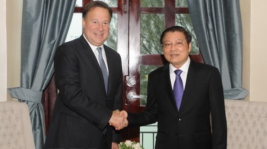 Head of the Party Central Committee’s Commission for Internal Affairs Phan Dinh Trac (R) meets with Panama’s President Juan Carlos Varela. (Photo: VNA)