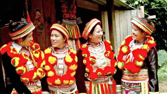Red Dao women dressed in their colourful and elaborately decorated traditional costumes (Photo:qdnd.vn)