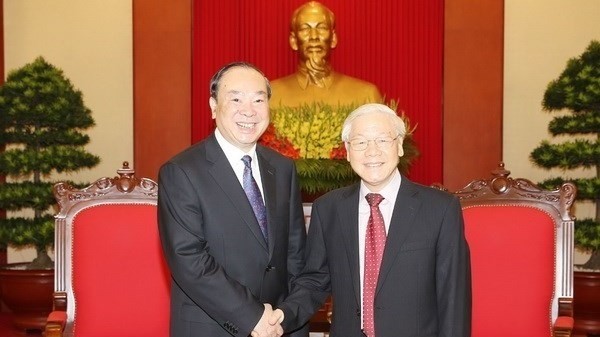 General Secretary of the Communist Party of Vietnam (CPV) Nguyen Phu Trong (R) receives Huang Kunming – member of the Political Bureau, Secretariat of the CPC Central Committee, and head of the Publicity Department of the CPC Central Committee (Photo: VNA)