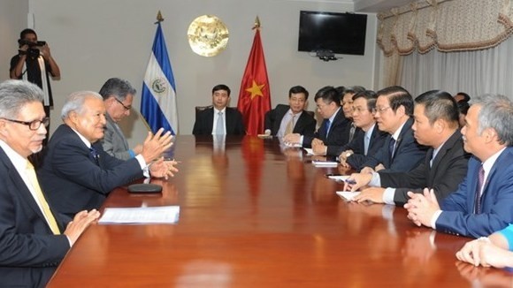 Secretary of the Communist Party of Vietnam (CPV) Central Committee and Head of the CPV Central Committee’s Commission for Internal Affairs, Phan Dinh Trac, holds a working session with El Salvador President Salvador Sanchez Ceren. (Photo: VNA)