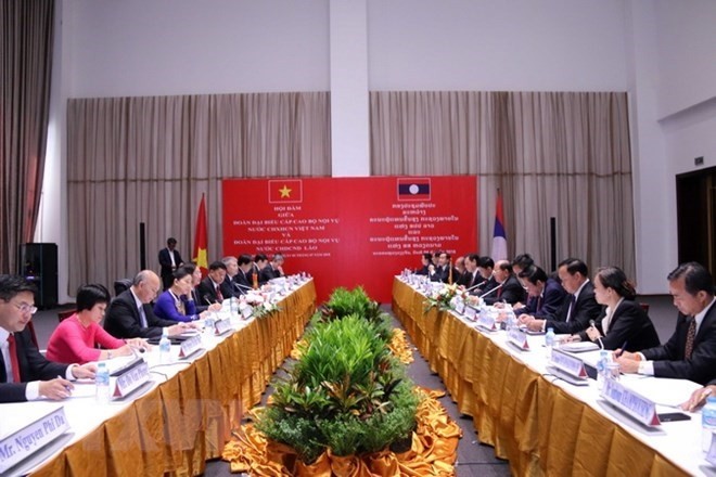 An overview of the talks between Vietnamese and Lao ministries of home affairs. (Photo: VNA)