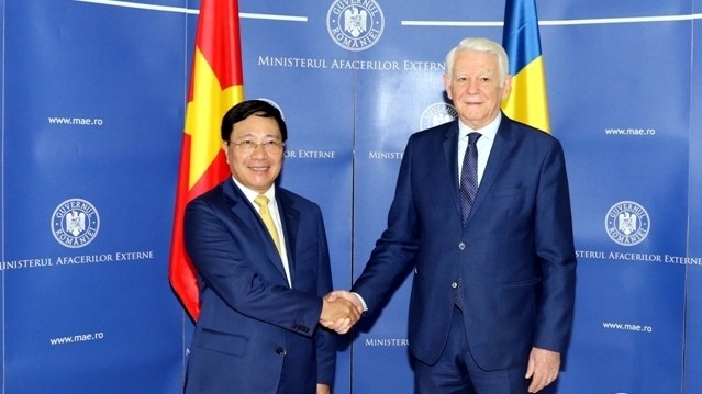 Deputy PM and FM Pham Binh Minh (L) and Romanian FM Teodor Melescanu. (Photo: MOFA)