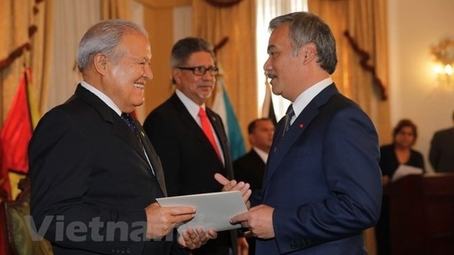 Vietnamese Ambassador to Mexico and El Salvador Nguyen Hoai Duong (R) presents his credentials to President of El Salvador Salvador Sanchez Ceren (Photo: VNA)