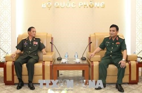 Deputy Defence Minister Senior Lieutenant General Le Chiem (R) and Colonel Khanthong Sucluongkhan (Photo: VNA)