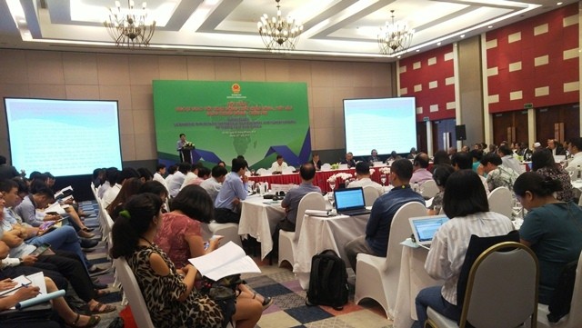 Participants at the seminar discuss solutions to promote the export of Vietnamese agricultural products into the potential markets of the Middle East and Africa.