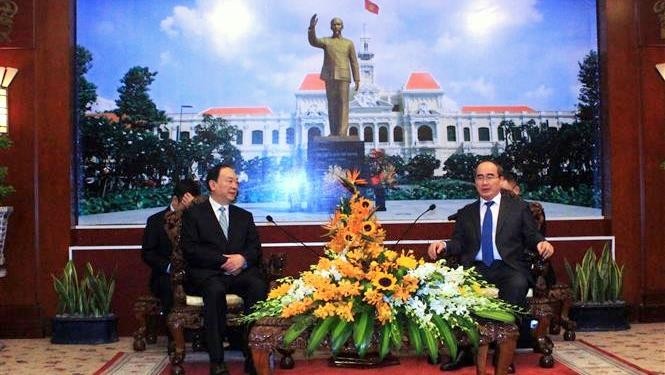 Secretary of the Ho Chi Minh City Party Committee Nguyen Thien Nhan (R) and Head of the Publicity Department at the Communist Party of China’s Central Committee, Huang Kunming. (Photo: VNA)