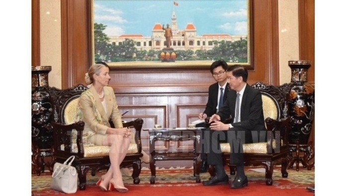 Vice Chairman of the Ho Chi Minh City People’s Committee Tran Vinh Tuyen (R) receives Baroness Fairhead, Minister of State for Trade and Export Promotion at the UK Department for International Trade. (Photo: hcmcpv.org.vn)