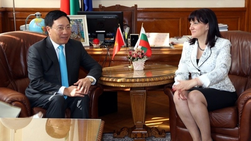 Deputy PM Pham Binh Minh and Bulgarian NA President Tsveta Karayancheva 