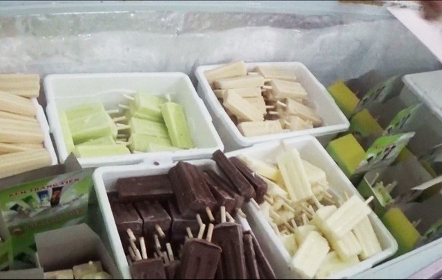 Trang Tien ice cream attracts masses of eaters everyday. (Photo: VNA)