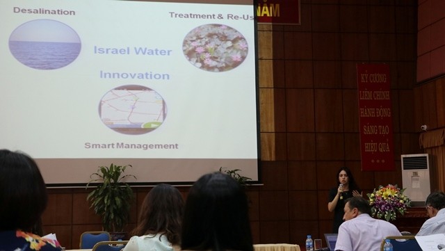 An Israeli expert introduces her country’s advanced water management solutions at the seminar. (Photo: tcvn.gov.vn)