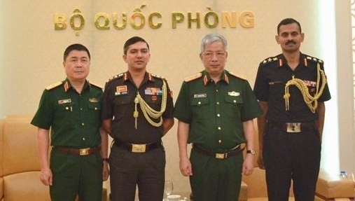 Deputy Defence Minister Nguyen Chi Vinh (second from right) in a group photo with Indian military attachés Colonel PS Punia (first right) and his successor Colonel Varandan Kumar ((second, from left) (Photo: qdnd.vn)