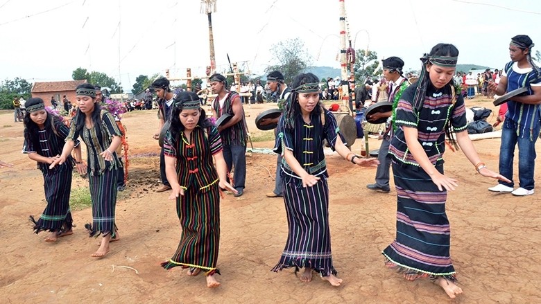 Ma ethnic people in Lam Dong province join a gong performance 