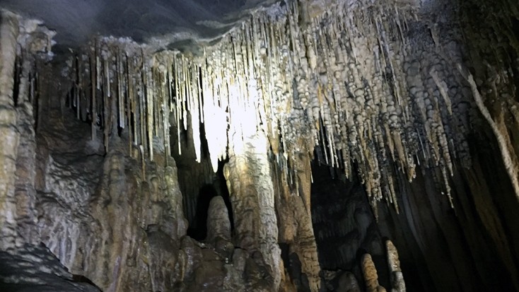 Visitors taking the tour can admire the beautiful and spectacular stalactites inside the caves (Photo: baoquangbinh.vn)