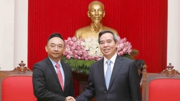 Nguyen Van Binh (R), head of the Communist Party of Vietnam Central Committee's Economic Commission, meets Vice President of DELL EMC Indochina Anothai Wettayakorn in Hanoi on July 11 (Photo: VNA)