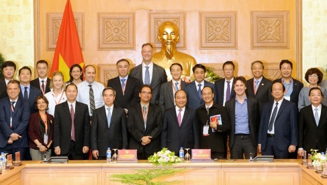 PM Nguyen Xuan Phuc joins a group photo with experts, scientists, and representatives of organisations and enterprises participating in the Industry 4.0 Summit and Expo 2018 held in Hanoi on July 12 and 13. (Photo: NDO/Tran Hai)