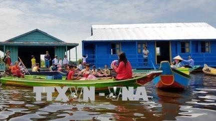Floating school for Vietnamese students opens for OVs students who live on Tonle Sap Lake in Koh Kek village, Kan Dieng district of Pursat province, Cambodia (Photo: VNA)