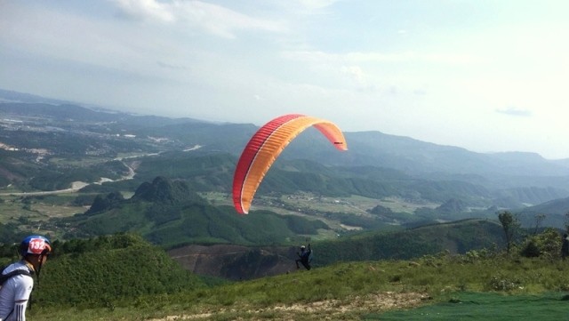 A paraglider in action during the contest which kicked off in the mountainous district of Hoanh Bo in the northern province of Quang Ninh on July 14. (Photo: baoquangninh.com.vn)