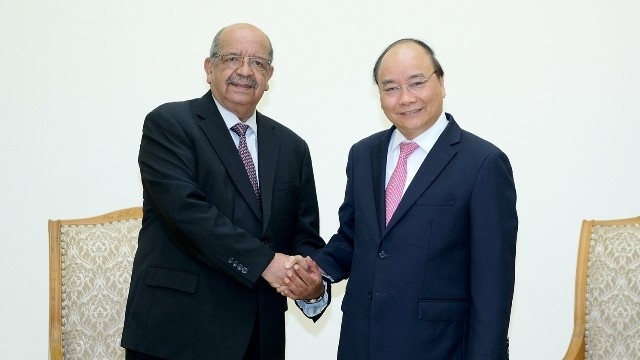 Algerian Foreign Minister Abdelkader Messahel meets Prime Minister Nguyen Xuan Phuc in Hanoi on July 13. (Photo: VGP)
