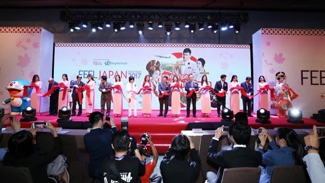 Delegates cut the ribbon to launch the "Feel Japan in Vietnam 2018" festival. 