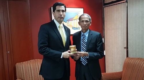 Ambassador Dang Xuan Dung and Paraguay’s Deputy Foreign Minister Federico Gonzalez