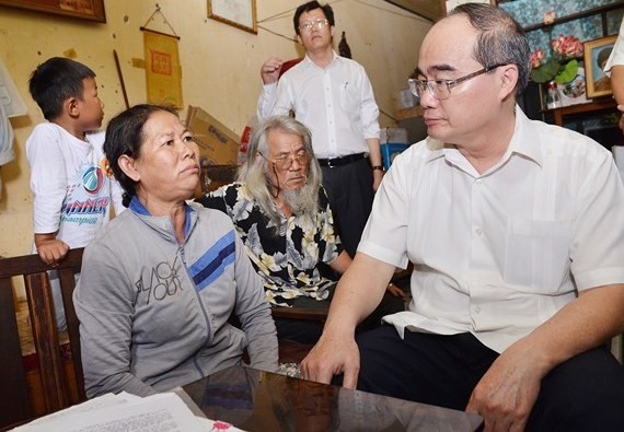 Secretary of the Ho Chi Minh City Party Committee Nguyen Thien Nhan visits a household at the temporary residential area in An Phu ward (photo: SGGP)