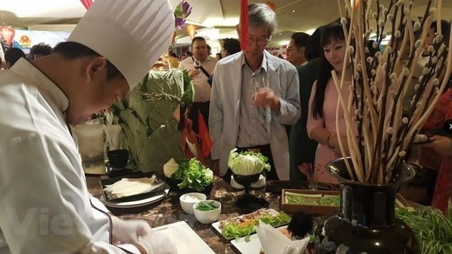 Vietnamese dishes attracts a large crowd of visitors. (Photo: VN+)