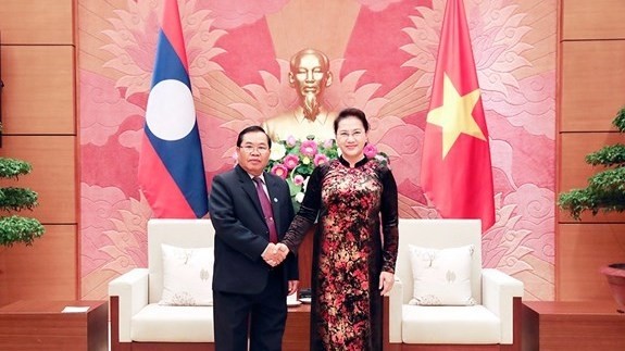 National Assembly Chairwoman Nguyen Thi Kim Ngan (R) welcomes visiting Lao NA Vice Chairman Sengnouane Xayalat. (Photo:qdnd)