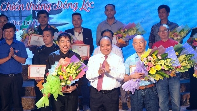 PM Nguyen Xuan Phuc presents the first prizes to the winners at the ceremony. (Photo: VGP)