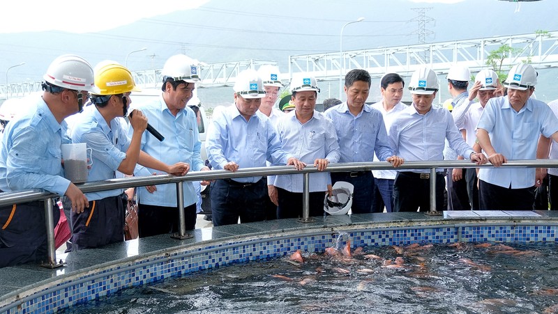 PM Nguyen Xuan Phuc inspects a wastewater treatment facility.