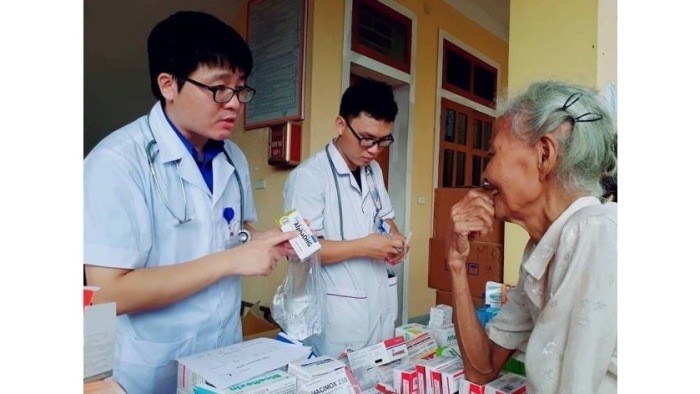 Young doctors from the Health Ministry offer free medicine to local people in Ha Tinh province on July 21. (Photo: Vietnam +)