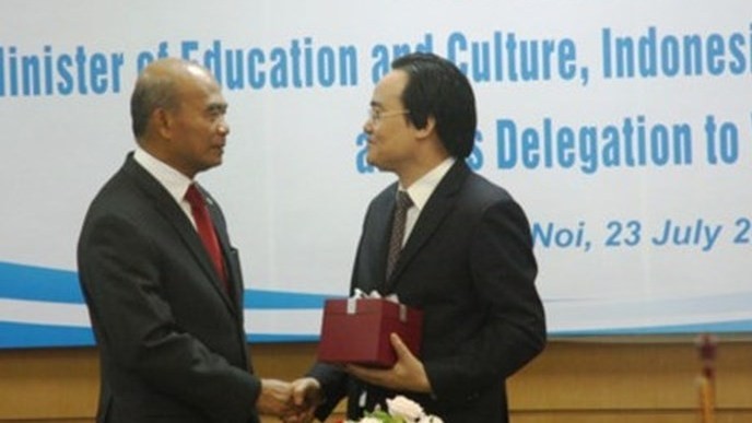 Vietnam’s Minister of Education and Training Phung Xuan Nha (R) and President of the Southeast Asian Ministers of Education Organisation (SEAMEO) Council Muhadjir Efendy