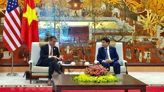 Chairman of the Hanoi People’s Committee Nguyen Duc Chung (right) receives Los Angeles Mayor Eric Garcetti on July 28. (Photo: VNA)