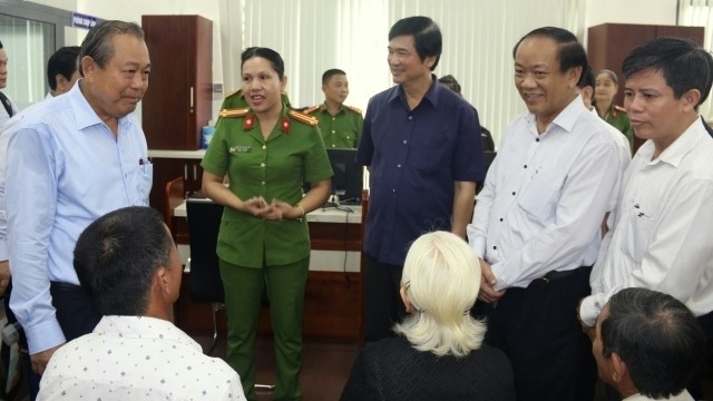 Deputy PM Truong Hoa Binh (far left) inspects the administrative reform work at the Quang Nam Centre for Public Administration and Investment Promotion on July 28. (Photo: NDO/Quoc Viet)