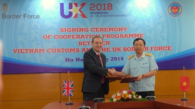 Representatives from the General Department of Vietnam Customs and the UK Border Force reach their new cooperation agreement in Hanoi on July 26. (Photo: VGP)